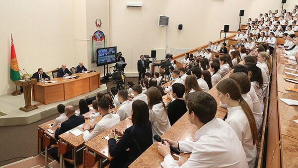 Президент Беларуси Александр Лукашенко во время общения со студентами и преподавателями БГМУ - Sputnik Беларусь