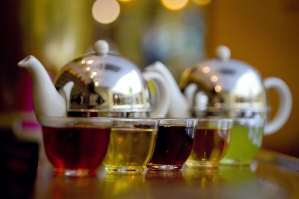 Один из самых роскошных чайных домов Mariage Freres в Париже. Здесь продается 654 высококачественных сорта чая, выращенных в 35 разных странах. Французы узнали о чае от голландцев в 1636 году, однако его вкус многим не понравился, они предпочитали кофе и какао.  - Sputnik Беларусь