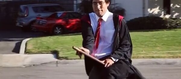 Фокусник поставил всех в тупик: он летает на метле в костюме Гарри Поттера Фокусник поставил всех в тупик: он летает на метле в костюме Гарри Поттера - Sputnik Беларусь