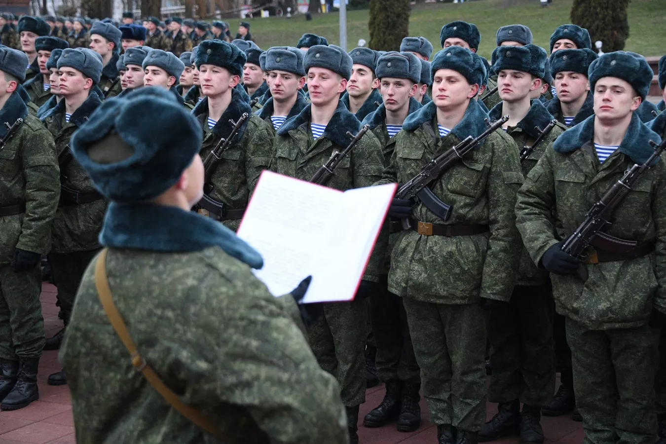 В Беларуси не планируют менять призывной возраст и призывать женщин на  срочную службу