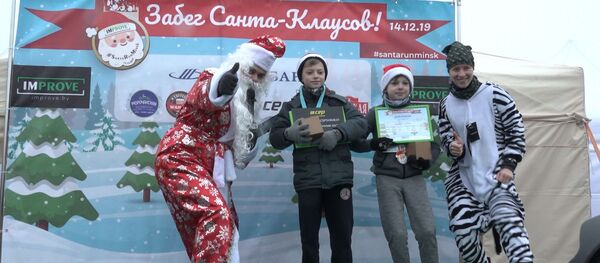 Забег Санта-Клаусов 15 километров по Парку Победы - Sputnik Беларусь