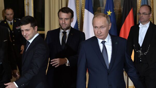 Президент РФ Владимир Путин и президент Франции Эммануэль Макрон и президент Украины Владимир Зеленский (справа налево)  - Sputnik Беларусь