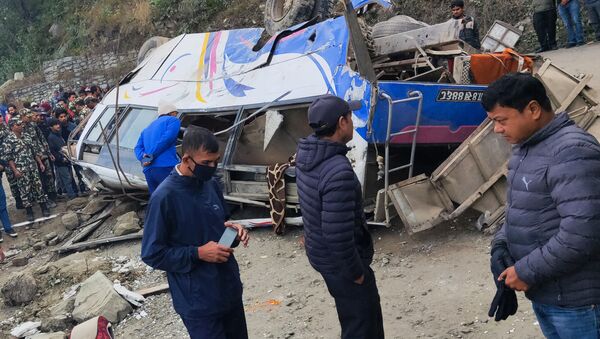 Спасательные работы на месте падения автобуса в Непале - Sputnik Беларусь