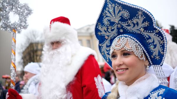 Дед Мороз и его помощница Снегурочка, архивное фото - Sputnik Беларусь