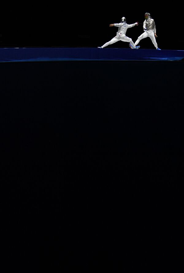 Боладе Апити и Макс Хартунг в полуфинальном поединке во время соревнований личного первенства среди мужчин на международном турнире по фехтованию Московская сабля-2019 - Sputnik Беларусь