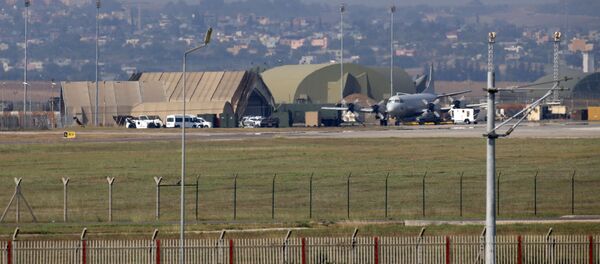 Военный самолет на взлетно-посадочной полосе на авиабазе Инджирлик, на окраине города Адана, на юго-востоке Турции - Sputnik Беларусь