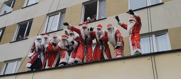 Десант Дедов Морозов оригинально поздравил детей, находящихся сейчас в больнице - Sputnik Беларусь