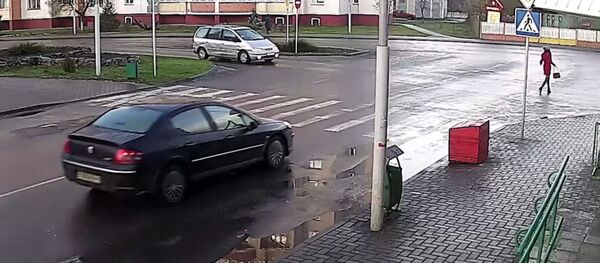 Оказалась не в том месте: женщина поневоле стала участником ДТП  - Sputnik Беларусь