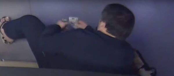 Иностранец сходил в аквапарк в Минске и лишился 9 тыс. долларов Иностранец сходил в аквапарк в Минске и лишился 9 тыс. долларов - Sputnik Беларусь