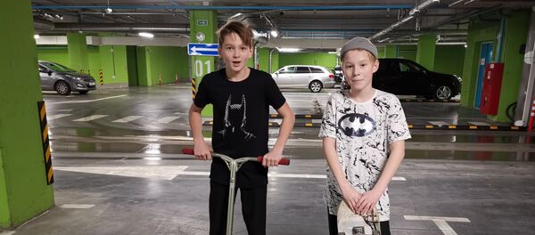 Ребята признаются, что с радостью катались бы в других, предназначенных для этого местах, но таких в городе практически нет Ребята признаются, что с радостью катались бы в других, предназначенных для этого местах, но таких в городе практически нет - Sputnik Беларусь