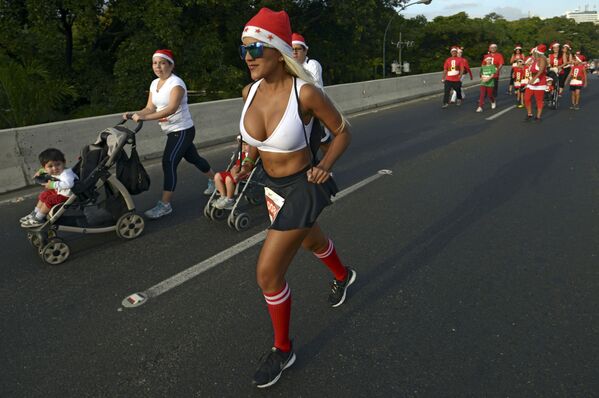 Забег Санта-Клаусов в Каракасе, Венесуэла. - Sputnik Беларусь