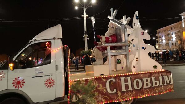 Без снега, но с позитивом: в Витебске зажгли главную елку - Sputnik Беларусь