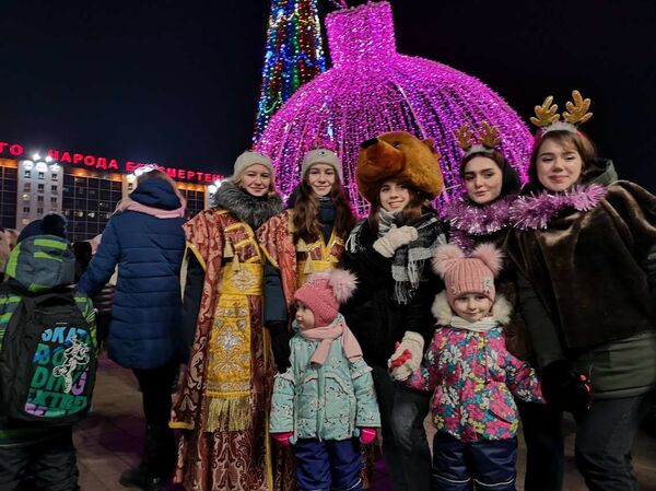 Без снега, но с позитивом: в Витебске зажгли главную елку - Sputnik Беларусь