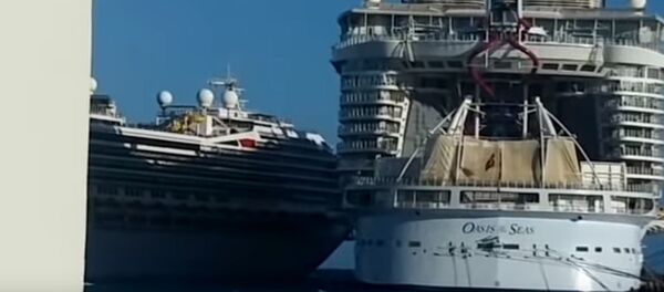 Круизные лайнеры столкнулись в порту в Мексике  - Sputnik Беларусь