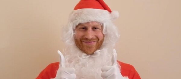 Принц Гарри в костюме Санта Клауса - Sputnik Беларусь