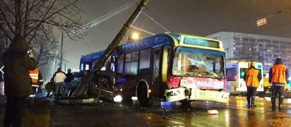 Осветительная мачта рухнула на троллейбус в Гомеле - Sputnik Беларусь