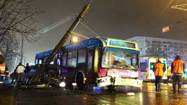 Осветительная мачта рухнула на троллейбус в Гомеле - Sputnik Беларусь