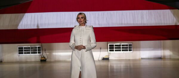 В этом пальто Иванка Трамп напомнила поклонникам Белоснежку - Sputnik Беларусь