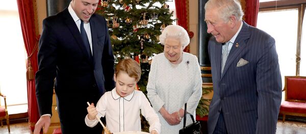 Королева Елизавета II, принц Чарльз, принц Уильям и Принц Джордж готовят специальные рождественские пудинги  - Sputnik Беларусь