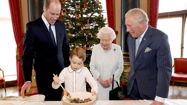 Королева Елизавета II, принц Чарльз, принц Уильям и Принц Джордж готовят специальные рождественские пудинги  - Sputnik Беларусь