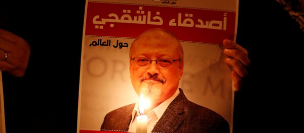 Демонстрант держит плакат с фотографией саудовского журналиста Джамала Хашукджи у консульства Саудовской Аравии в Стамбуле - Sputnik Беларусь