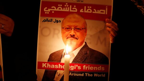 Демонстрант держит плакат с фотографией саудовского журналиста Джамала Хашукджи у консульства Саудовской Аравии в Стамбуле - Sputnik Беларусь