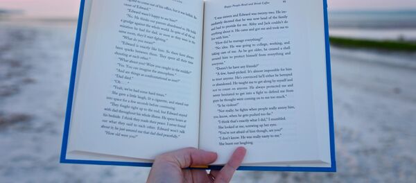 Девушка читает книгу Девушка читает книгу - Sputnik Беларусь