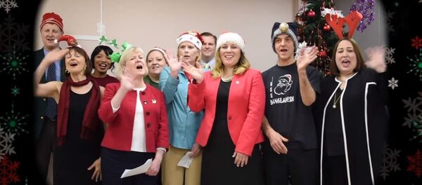 Пасольства ЗША павіншавала беларусаў са святамі вясёлай песенькай - відэа Пасольства ЗША павіншавала беларусаў са святамі вясёлай песенькай - відэа - Sputnik Беларусь