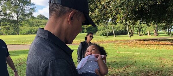 Барак Обама прервал свой отдых, чтобы понянчить маленькую девочку - Sputnik Беларусь