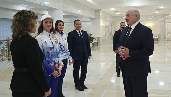 Президенту Беларуси Александру Лукашенко показали форму для Олимпиады-2020 - Sputnik Беларусь