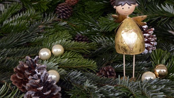 Фигурка ангела на рождественской ели - Sputnik Беларусь