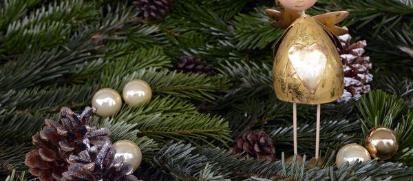 Фигурка ангела на рождественской ели Фигурка ангела на рождественской ели - Sputnik Беларусь