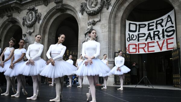 Балерины станцевали против пенсионной реформы во Франции - Sputnik Беларусь