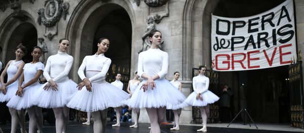 Балерины станцевали против пенсионной реформы во Франции - Sputnik Беларусь