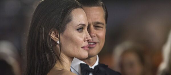 Анджелина Джоли и Брэд Питт на премьере фильма У моря Анджелина Джоли и Брэд Питт на премьере фильма У моря - Sputnik Беларусь