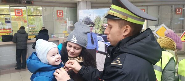 Пассажиры автовокзала в Витебске сами делали себе фликеры - видео - Sputnik Беларусь