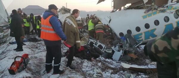 На месте крушения самолета Фоккер-100 в Алма-Аты идут спасательные работы - Sputnik Беларусь