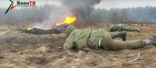 Как новобранцы проходят боевую подготовку – видео с полигона - Sputnik Беларусь
