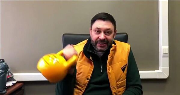 Исполнительный директор Кирилл Вышинский во время флешмоба в поддержку Sputnik Эстония - Sputnik Беларусь