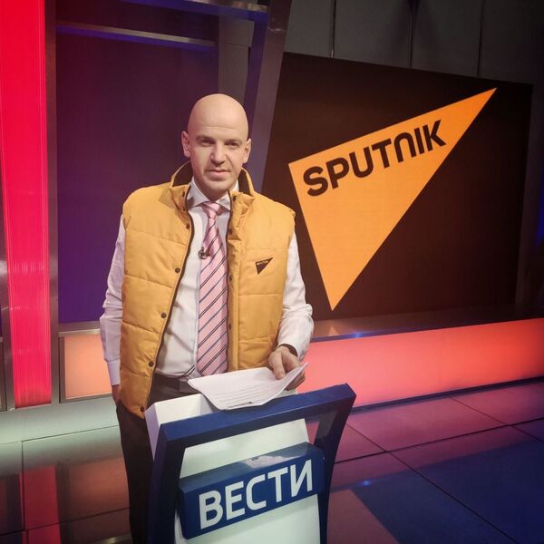 Ведущий Вестей Стас Натанзон в поддержку Sputnik Эстония  - Sputnik Беларусь