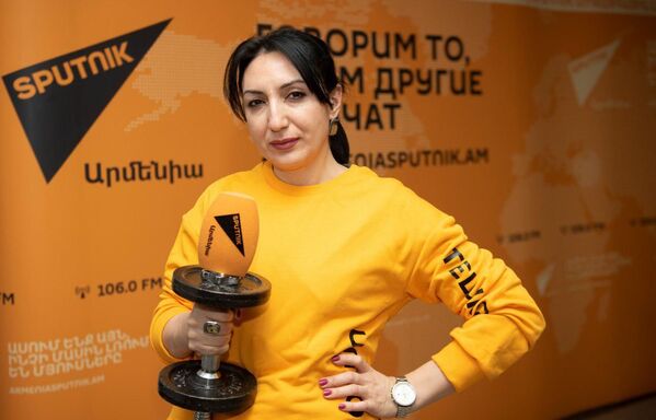 Шеф-редактор Sputnik Кыргызстан Наира Мелкумян во время флешмоба в поддержку Sputnik Эстония - Sputnik Беларусь