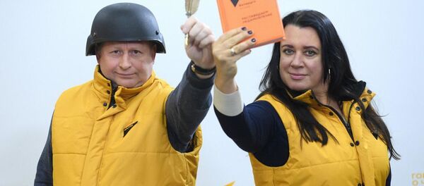 Сотрудники Sputnik Беларусь в желтых жилетах в поддержку Sputnik Эстония - Sputnik Беларусь