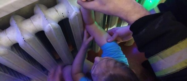 Гомельская девочка застряла рукой в батарее - Sputnik Беларусь