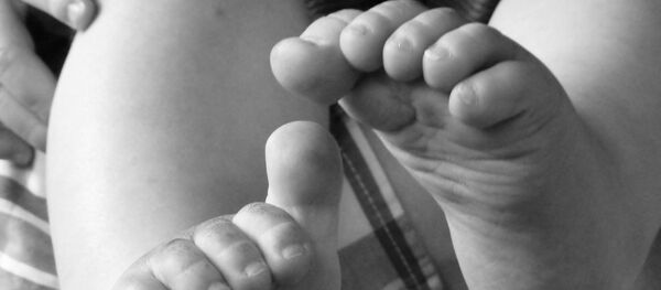 Ноги маленького ребенка, архивное фото - Sputnik Беларусь