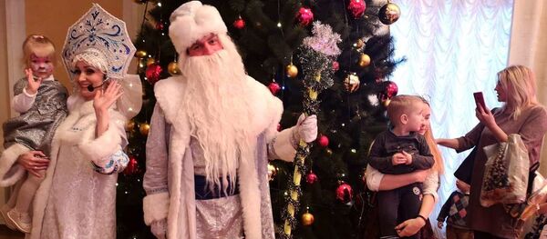 Российское посольство поздравило витебских детей с Новым годом Российское посольство поздравило витебских детей с Новым годом - Sputnik Беларусь