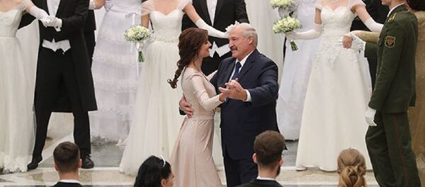 Аляксандр Лукашэнка выканаў танец на Венскім балі ў суправаджэнні тэлевядучай Паліны Шубы - Sputnik Беларусь