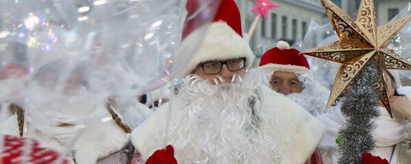 Деды Морозы и Снегурочки устроили яркое шоу в Минске - Sputnik Беларусь