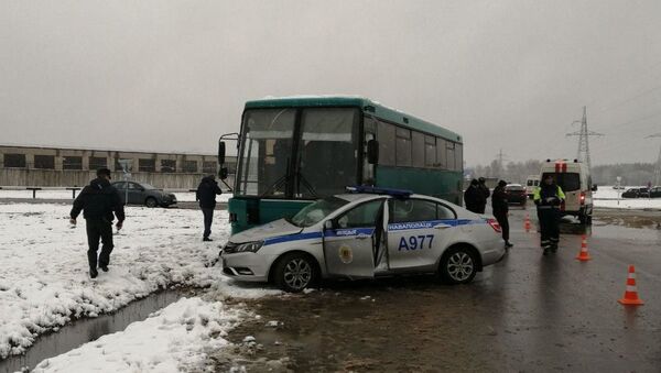 Автобус и милицейский автомобиль столкнулись в Новополоцке - Sputnik Беларусь