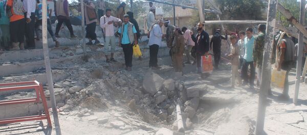 Воронка на месте взрыва на параде Йемене - Sputnik Беларусь