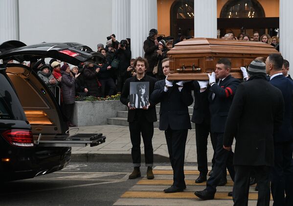 Галину Волчек похоронят рядом с первым мужем, актером Евгением Евстигнеевым - так решил их сын Денис  - Sputnik Беларусь